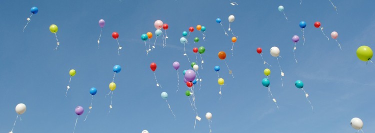 氣球飄向天空