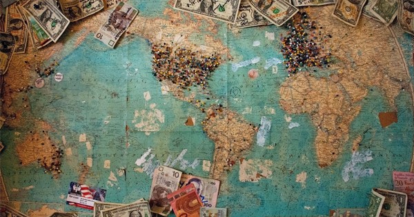 鈔票與世界地圖